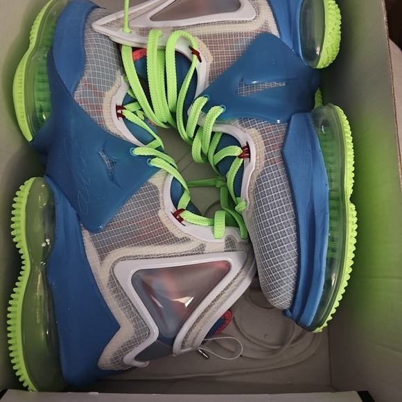 Lebron 19 new size 8.5